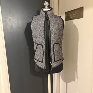 J. Crew Black and White Herringbone Puffer Vest 💜